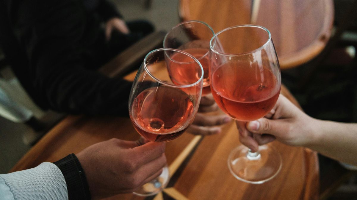 Užívanie alkoholu je jednou z hlavných príčin pankreatitídy. Zdroj foto: Canva Užívanie alkoholu je jednou z hlavných príčin pankreatitídy
